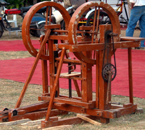 Manual Wood-Cutting Machine - Photo